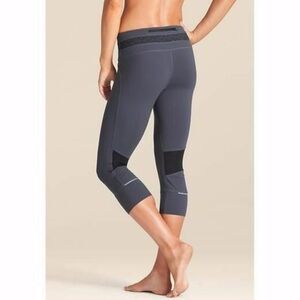 Athleta Maluku Relay Capri Gray Black Medium